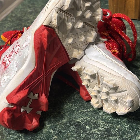 Kids Under Armour Cleats - Picture 3 of 5